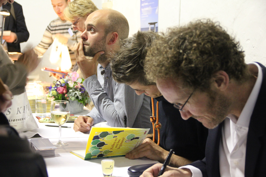 Onze vier gasten hadden achteraf nog een hele tijd de handen vol met signeren - 18 augustus 2015 - foto: Raf Bergans