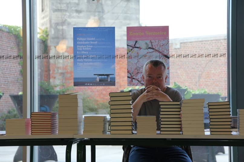 Stapels boeken liggen klaar om gekocht en gesigneerd te worden - 27 juni 2015 - foto: Raf Bergans