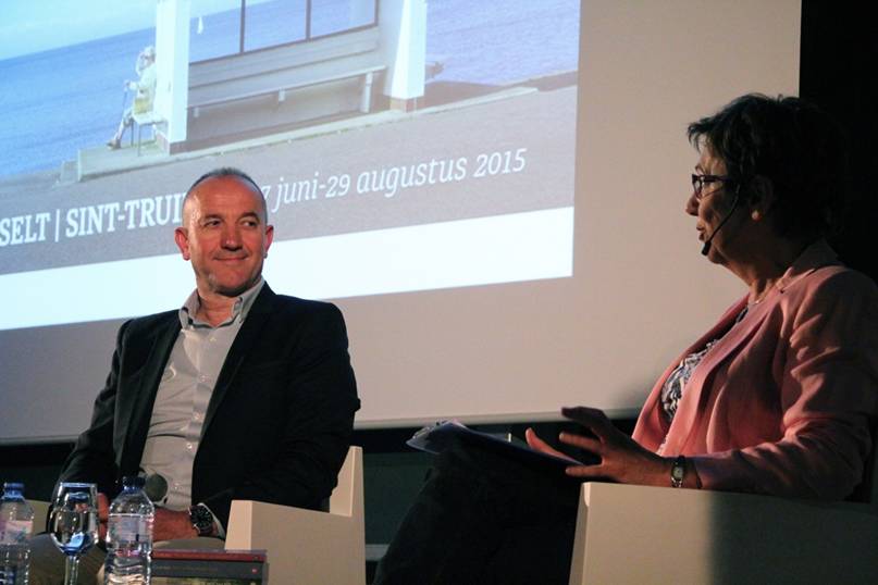 De Franse auteur en regisseur Philippe Claudel en interviewer Frieda Van Wijck - 27 juni 2015 - foto: Raf Bergans