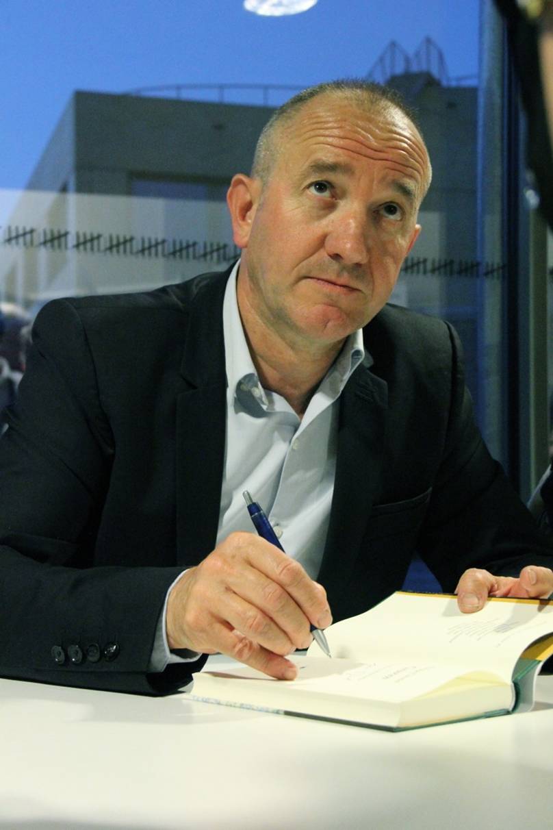 Philippe Claudel signeert - 27 juni 2015 - foto: Raf Bergans