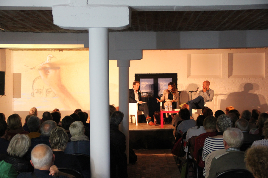 Live tekeningen en 3 auteurs op enkele meters: het publiek werd verwend - 18 augustus 2015 - foto: Raf Bergans