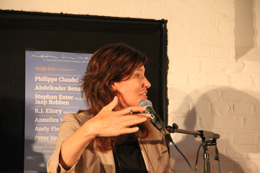 Margot Vanderstraeten dirigeerde de avond in goede banen - 18 augustus 2015 - foto: Raf Bergans