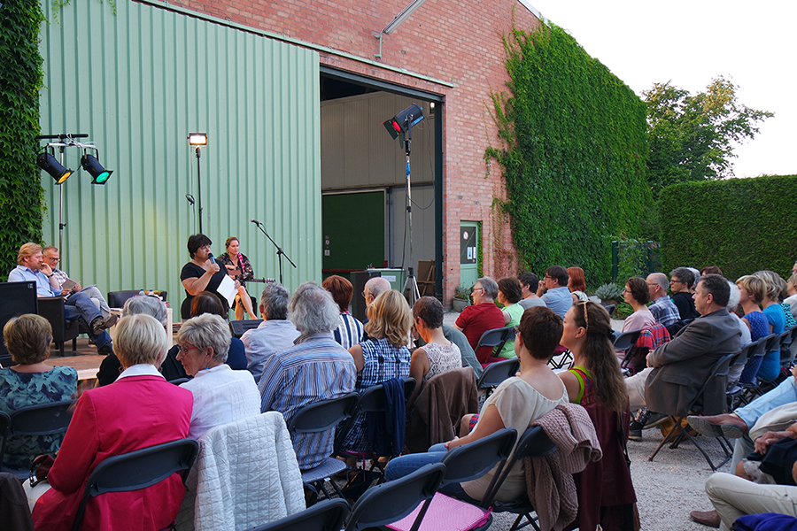 Welkomswoordje - gasten en publiek zijn er klaar voor - 21 augustus 2015 - foto: Véronique Moiës