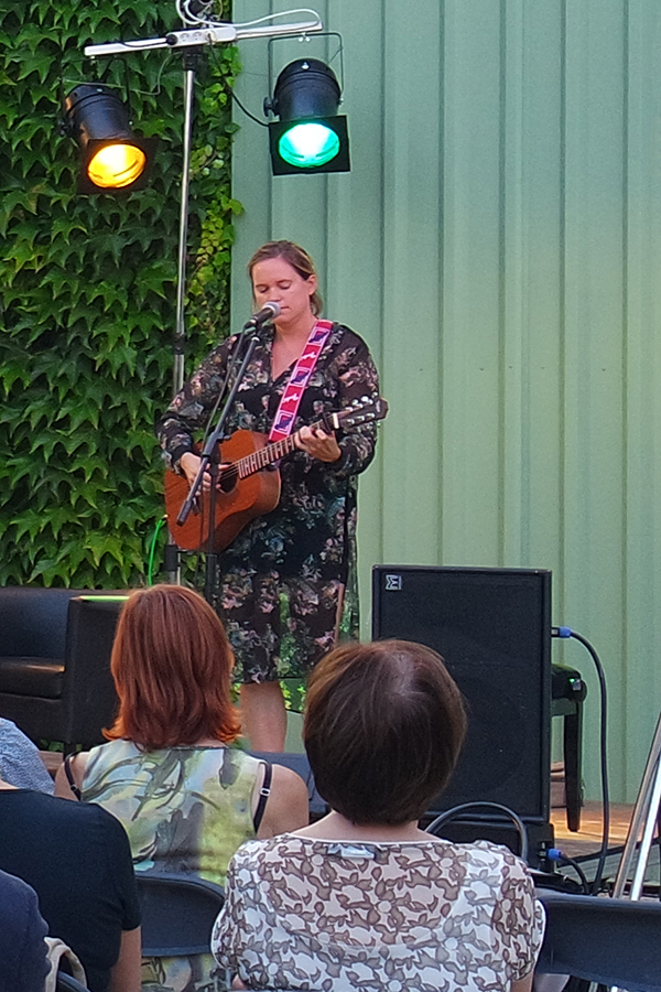 Chantal Acda opende met enkele rustige songs - 21 augustus 2015 - foto: Véronique Moiës