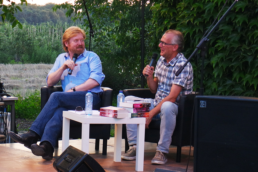 R.J. Ellory en John Vervoort in gesprek - 21 augustus 2015 - foto: Véronique Moiës