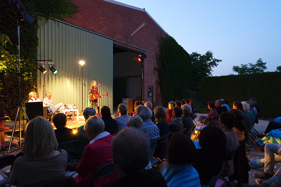 Terwijl de avond viel, kwam de voorstelling steeds beter tot zijn recht - 21 augustus 2015 - foto: Véronique Moiës