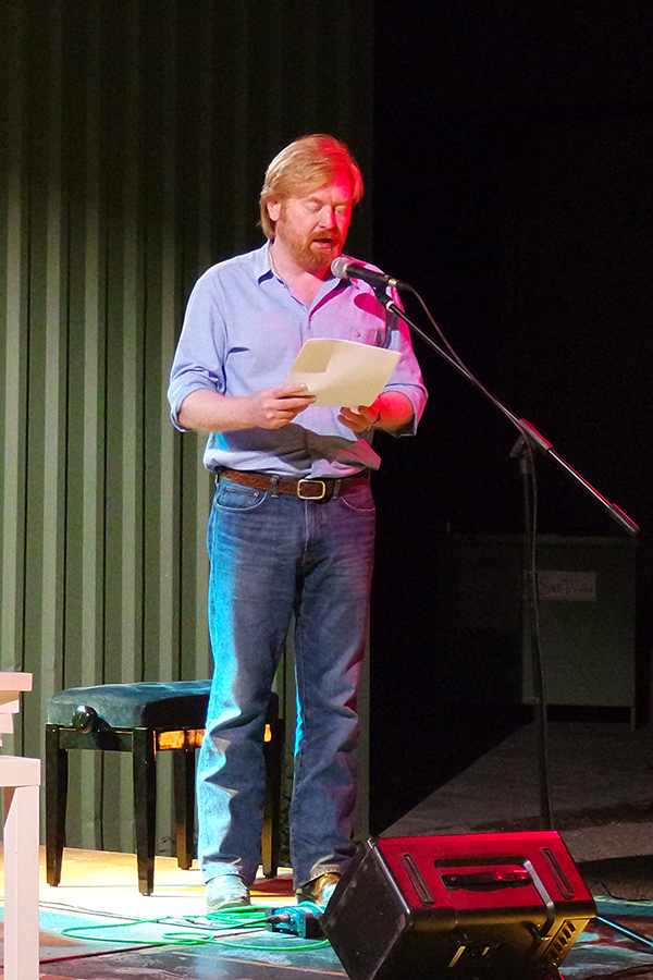 Tekst uit een boek krijgt een andere dimensie als de auteur hem voorleest - 21 augustus 2015 - foto: Véronique Moiës