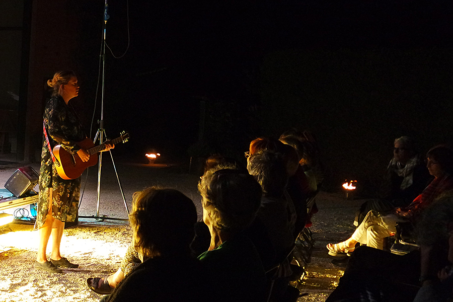 Chantal Acda sloot zuiver akoestisch af - kippenvelmoment - 21 augustus 2015 - foto: Véronique Moiës
