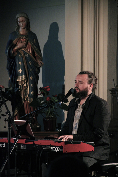 Dez Mona Duo zou ook verder de voorstelling kleuren - 27 augustus 2015 - foto: Raf Bergans
