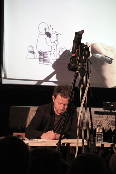 Truienaar KIM (Duchateau) voorzag de hele avond van visueel commentaar - 27 augustus 2015 - foto: Raf Bergans