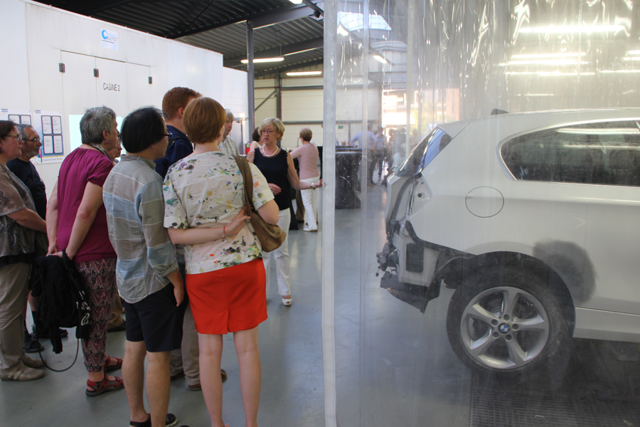 Zaakvoerster Martine Putzeys leidt vooraf rond in het carrosseriebedrijf... - 29 augustus 2015 - foto: Raf Bergans