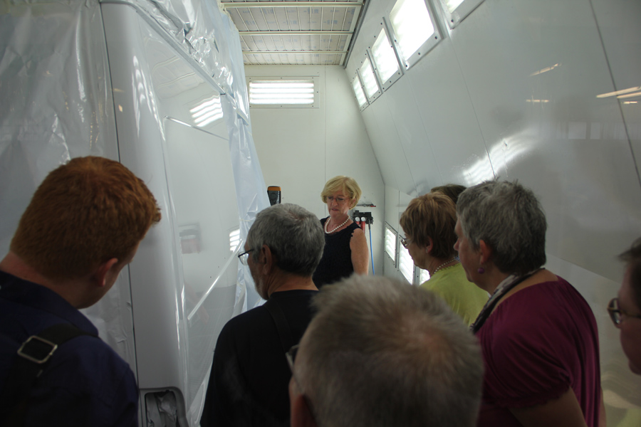 ... tot met de neus op een pas gespoten bestelwagen - 29 augustus 2015 - foto: Raf Bergans