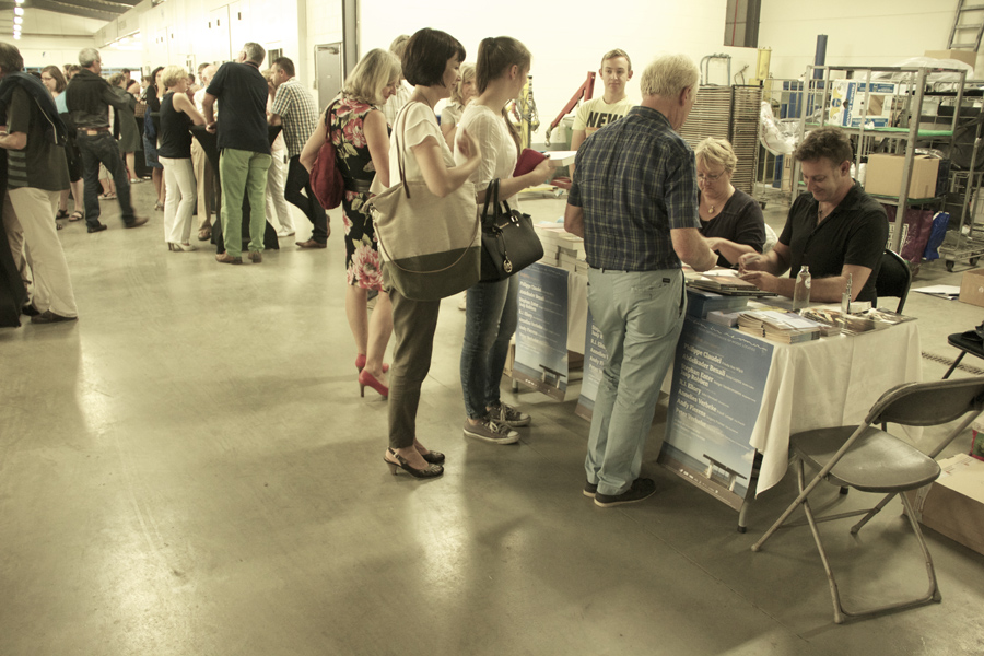 Naar goede gewoonte werd er nog druk gesigneerd... - 29 augustus 2015 - foto: Raf Bergans
