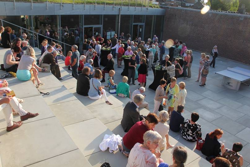 Gezellig op het terras in de Oude Gevangenis in afwachting van Philippe Claudel - 27 juni 2015 - foto: raf Bergans
