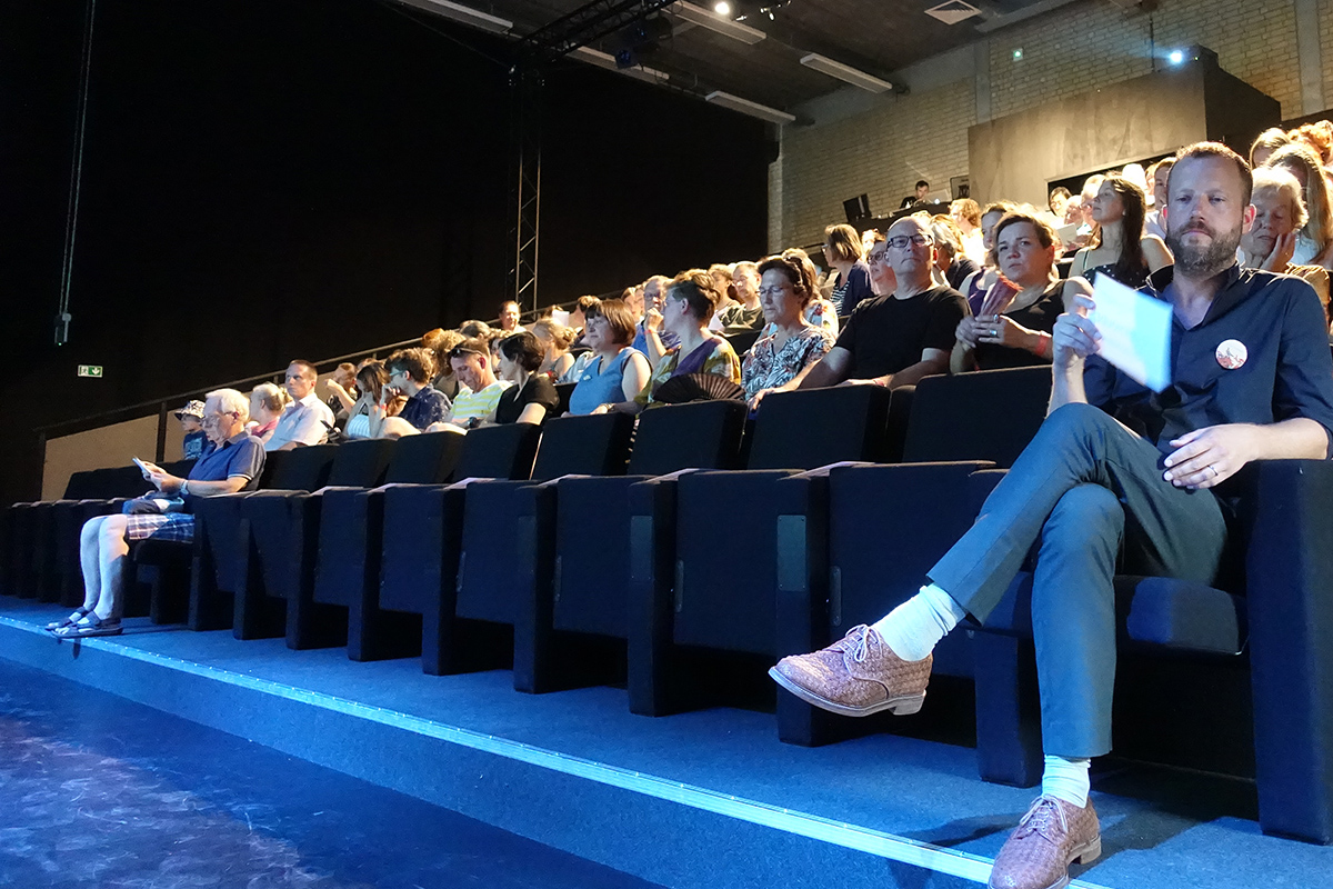 Om 14u zat de Grote Zaal al goed vol voor de eerste lezing - 25 augustus 2019 - foto: Raf Bergans