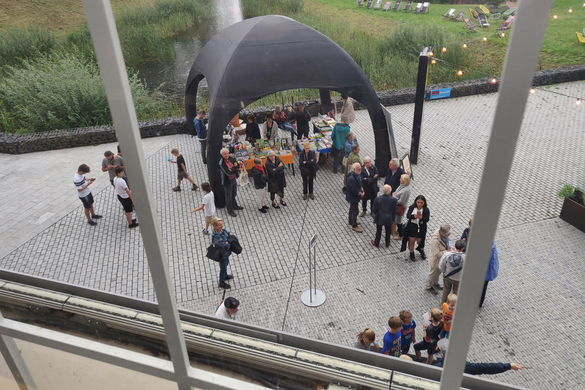 Verzamelen aan de boekenstand voor de wandeling met Stefan Brijs - 18 augustus 2019