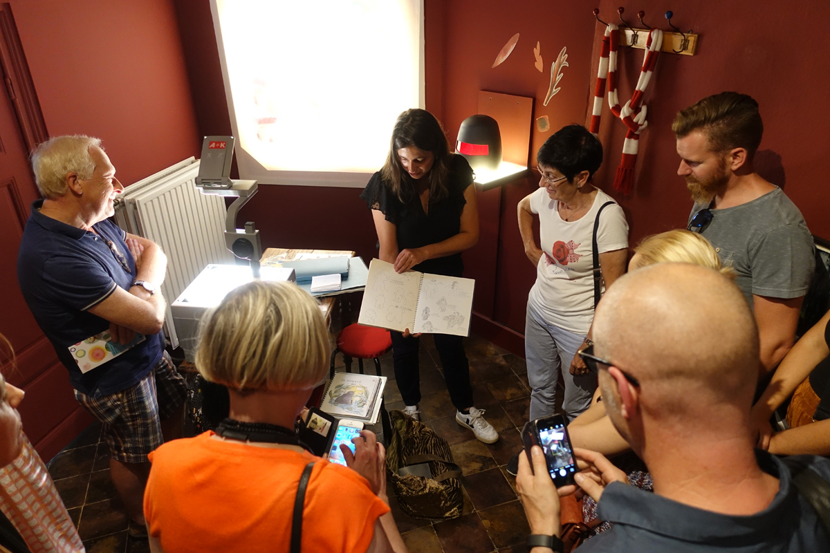 Mélanie Rutten geeft rondleiding door haar expo in Villa Verbeelding - 25 augustus 2019 - foto: Raf Bergans