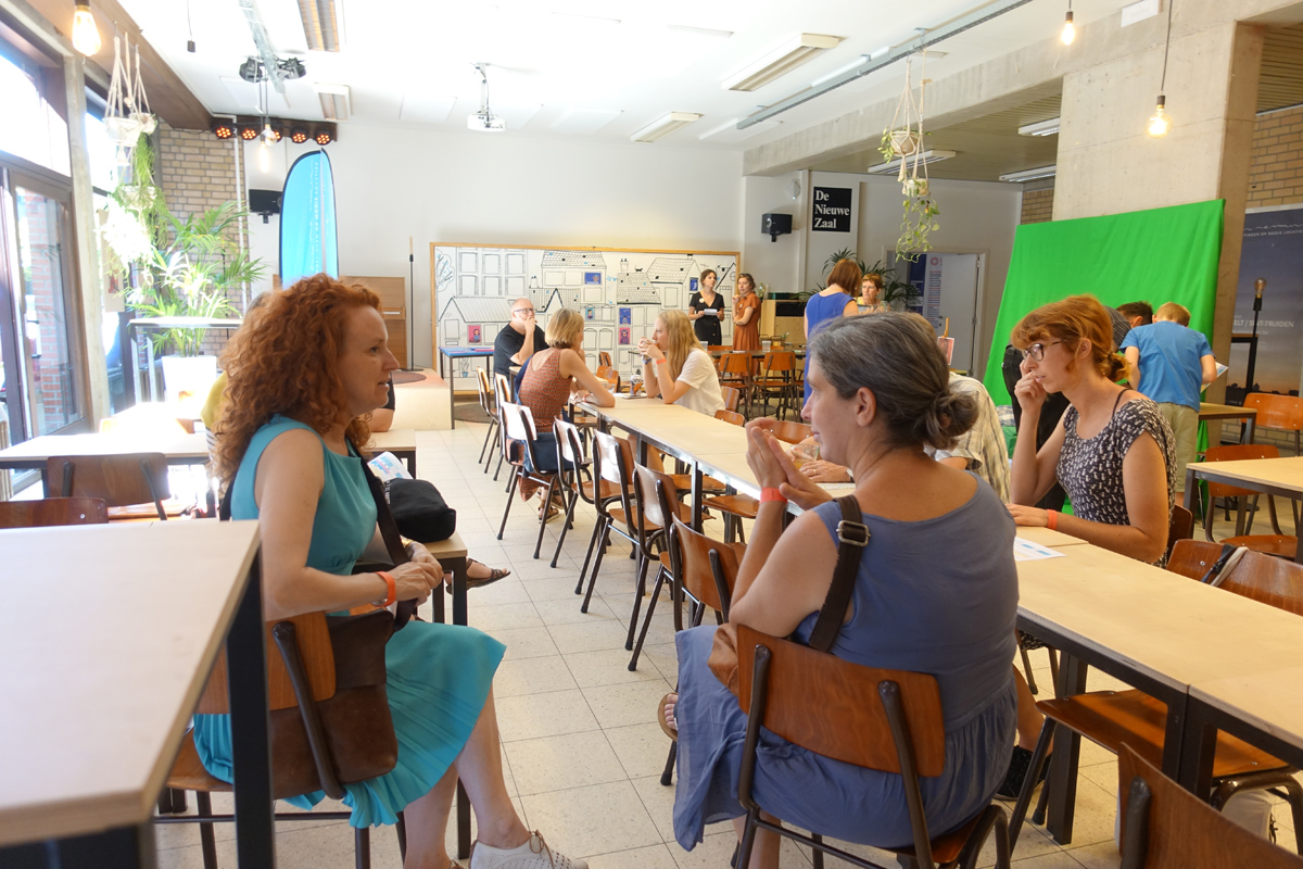 In de foyer van de Nieuwe Zaal met een bar en leuke activiteiten - 25 augustus 2019 - foto: Raf Bergans