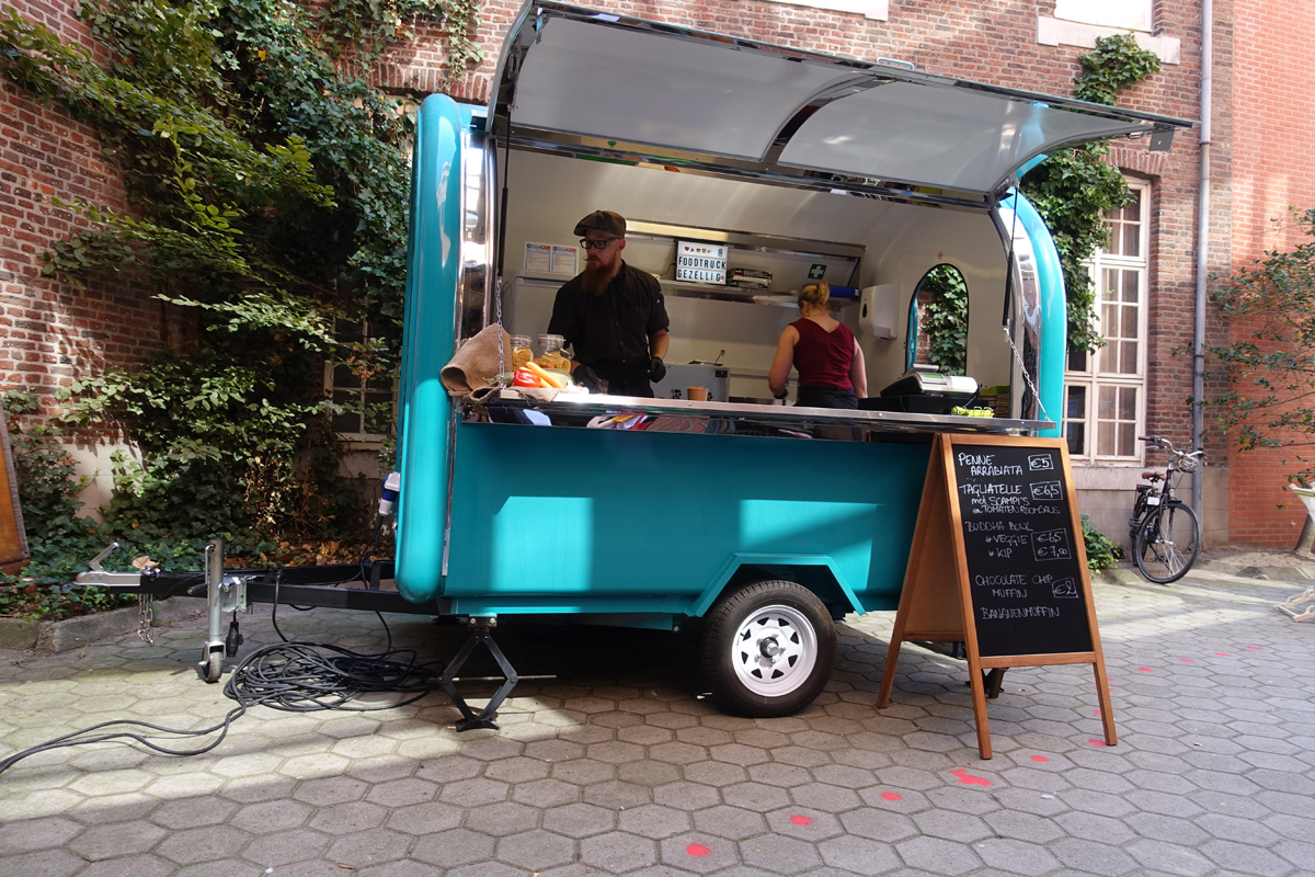 Aan de food truck kon je terecht voor een lekker hapje - 25 augustus 2019 - foto: Raf Bergans