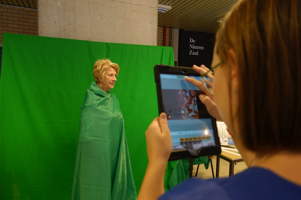 Met het green screen toverde je (een deel van) jezelf in een illustratie - 25 augustus 2019 - foto: Raf Bergans- 25 augustus 2019 - foto: Raf Bergans