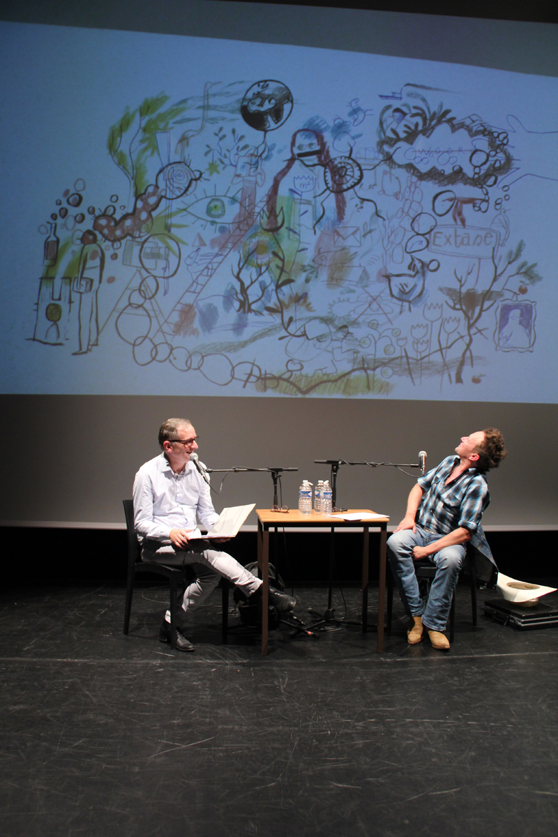 Achter de twee schrijvers verscheen het gesprek live in tekenvorm - 25 augustus 2019 - foto: Raf Bergans