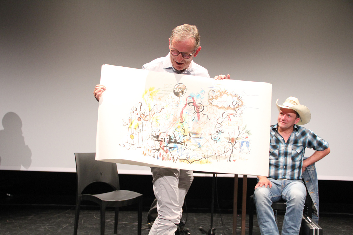 Erwin Mortier kreeg aan het eind de originele illustratie aangeboden en was daar zichtbaar blij mee - 25 augustus 2019 - foto: Raf Bergans