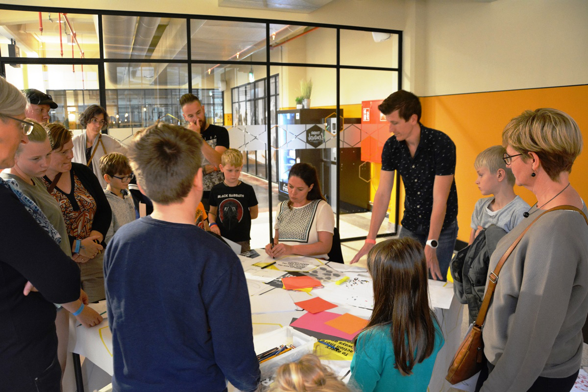 Workshop Boek(en)kunst door Julie Van Aelst en Yoeri Slegers - 18 augustus 2019 - foto: Jan Colla