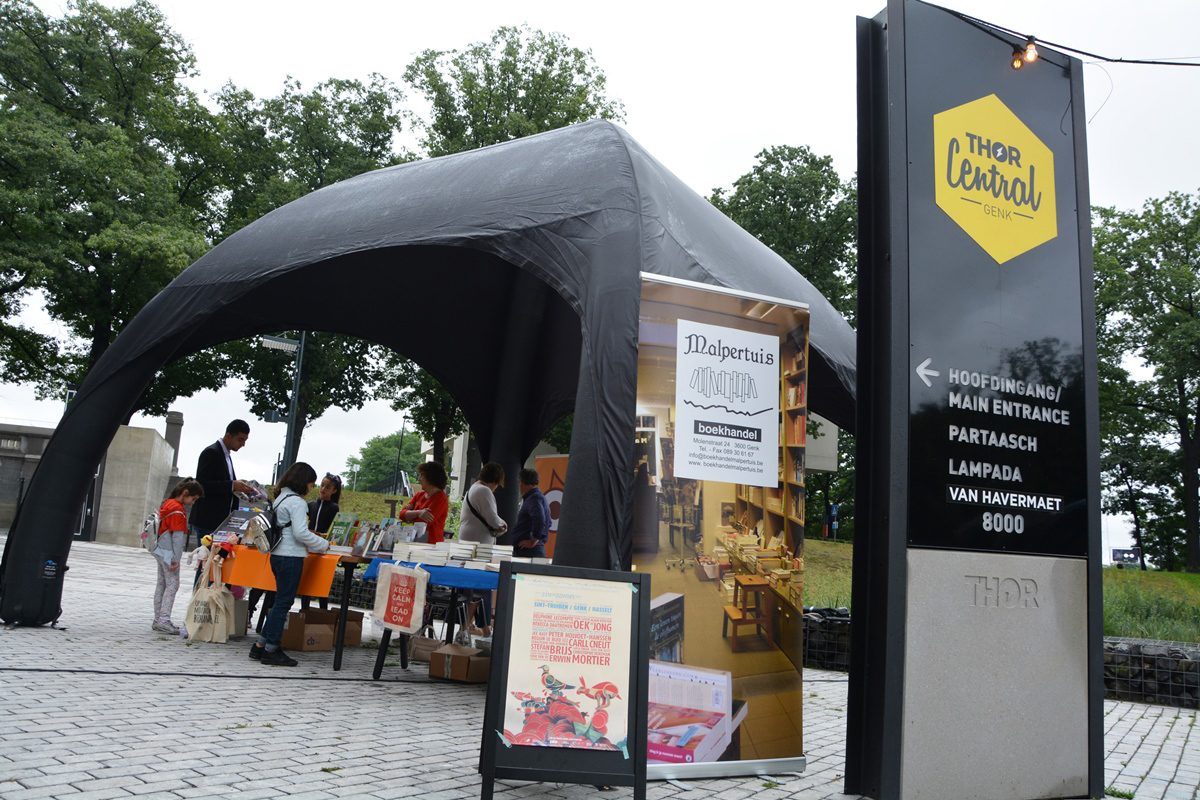 De boekenstand werd broederlijk gedeeld door Standaard Boekhandel en Malpertuis - 18 augustus 2019 - foto: Jan Colla