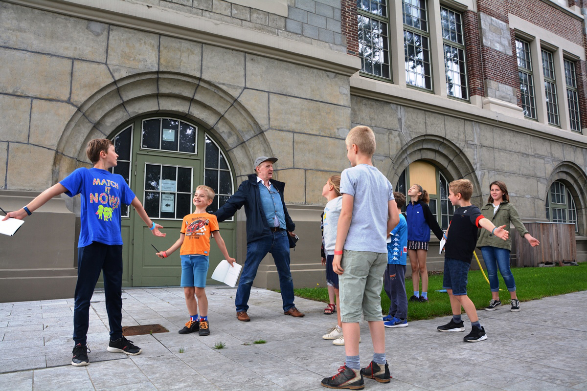 Beetje zot doen met Peter Holvoet-Hanssen tijdens de sporentocht - 18 augustus 2019 - foto: Jan Colla