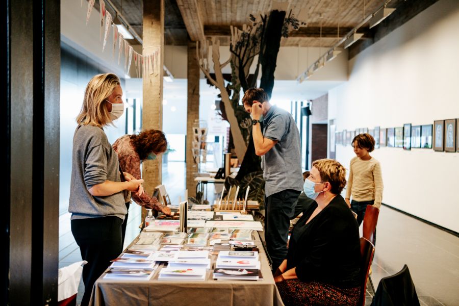 ZiZ 2021 Hasselt / Marktje illustratoren en boekenstand © Boumediene Belbachir