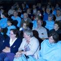 Tegen het einde werd het publiek een blauwe zee van Zin in Zomer-dekentjes - 22 augustus 2012 - foto: Raf Bergans