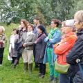 De wandeling vooraf door de vallei van de Mombeek werd druk bijgewoond - 31 augustus 2012 - foto: Raf Bergans