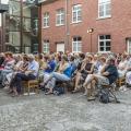 Een warme zomeravond - lekker buiten bij de minderbroeders i.p.v. in de kapel - 23 augustus 2016 - foto: Danny Claes