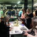 Met de receptie op de achtergrond worden er boeken verkocht en gesigneerd - 15 augustus 2016 - foto: Raf Bergans