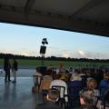 Publiek met uitzicht op landingsbaan en omgeving - 20 augustus 2016 - foto: Jan Colla