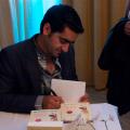 ... waar Murat Isik met plezier zijn boek signeerde - 30 augustus 2013 - foto: Raf Bergans