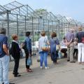 Aanschuiven aan de boekenstand tussen de serres - 27 augustus 2017 - foto: Marco Tebaldi